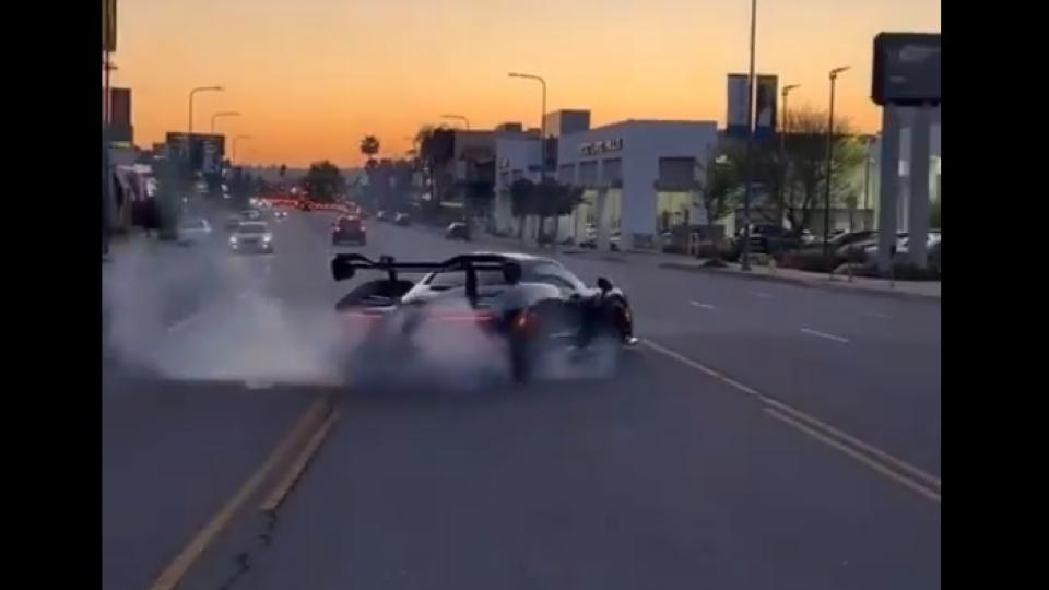 Блогър разби скъпа спортна кола веднага след закупуването ВИДЕО