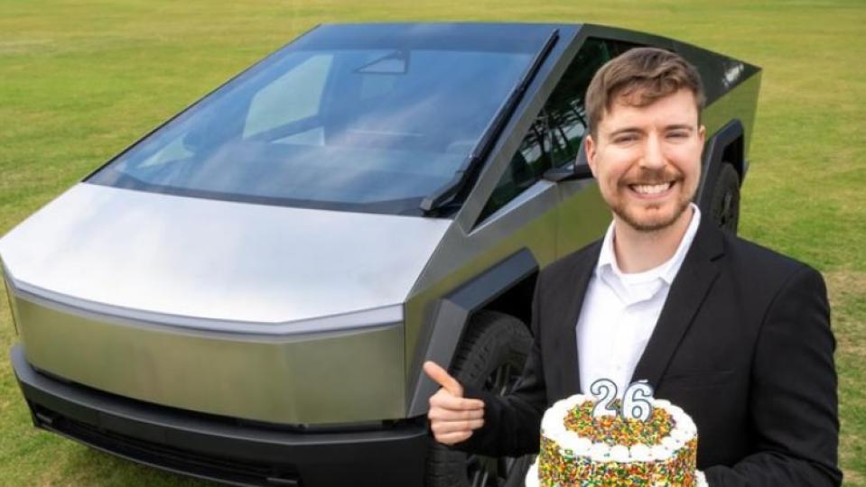 Блогър реши да подари в интернет 26 електрически автомобила Tesla СНИМКИ