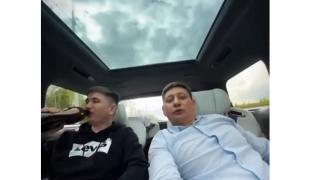 Уникално ВИДЕО: Шофьор включи автопилота и седна отзад да пие бира ВИДЕО