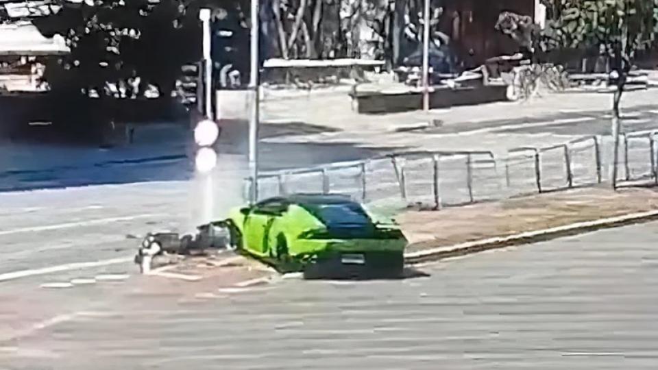 Мотоциклетист открадна часовника на шофьор с Lamborghini, но след това... ВИДЕО