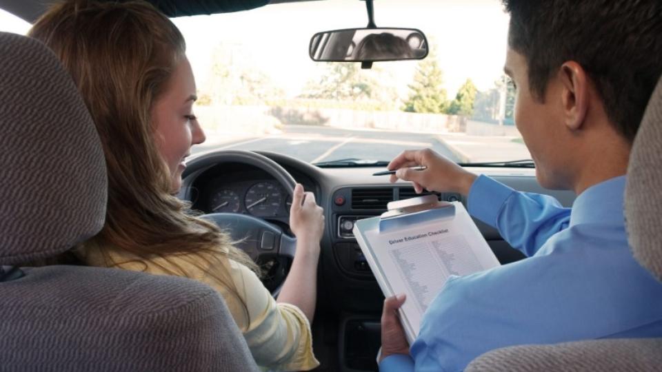 Съботна подборка от зрелищни ВИДЕА: Вижте как жена потроши колата по време на шофьорския изпит