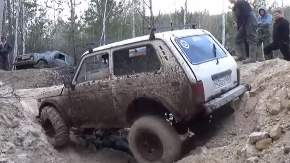 Вижте интересния офроуд дуел между УАЗ-ка и Лада Нива ВИДЕО