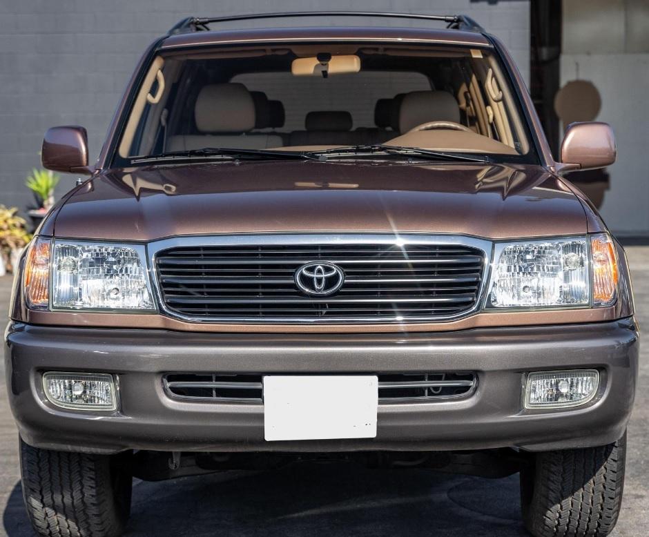 Намериха идеално запазена Toyota Land Cruiser от 1998 г. СНИМКИ