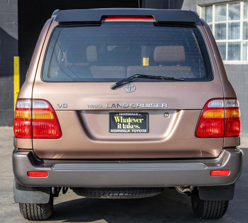 Намериха идеално запазена Toyota Land Cruiser от 1998 г. СНИМКИ