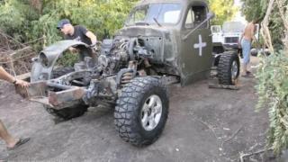 Бойците от ВСУ използват камион-чудовище на фронтовата линия СНИМКИ