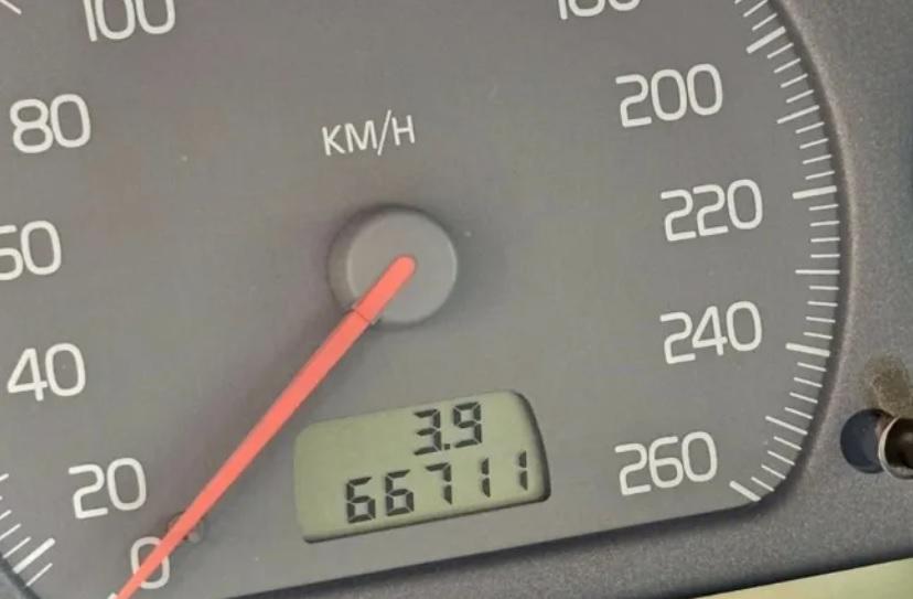 Откриха спортна кола Volvo от 1997 г. в идеално състояние СНИМКИ