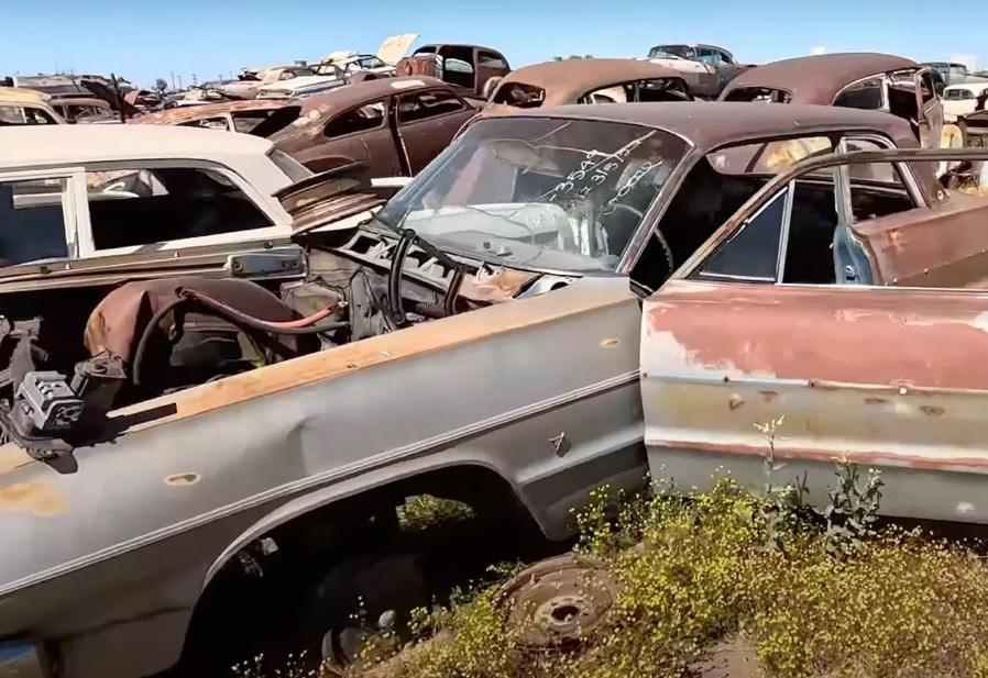 Откриха 10 000 автомобила, оставени на открито на автогробище ВИДЕО