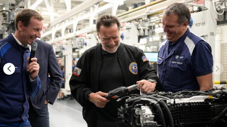 Арнолд Шварценегер влезе в завод на BMW в Австрия и ето какво направи СНИМКИ