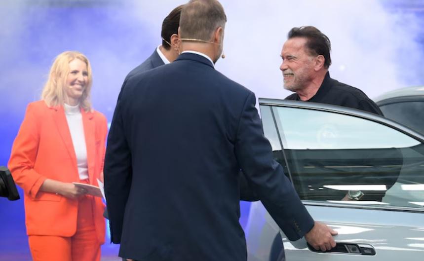 Арнолд Шварценегер влезе в завод на BMW в Австрия и ето какво направи СНИМКИ