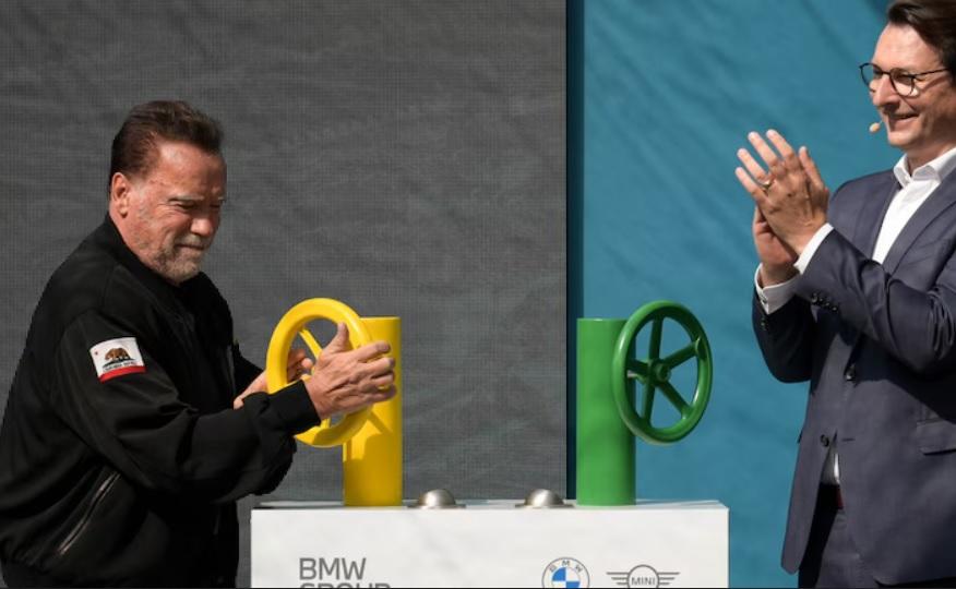 Арнолд Шварценегер влезе в завод на BMW в Австрия и ето какво направи СНИМКИ