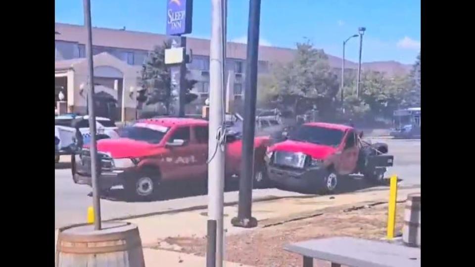 Съботна подборка от зрелищни ВИДЕА: Истинска битка на пътя си спретнаха шофьори на евакуатори