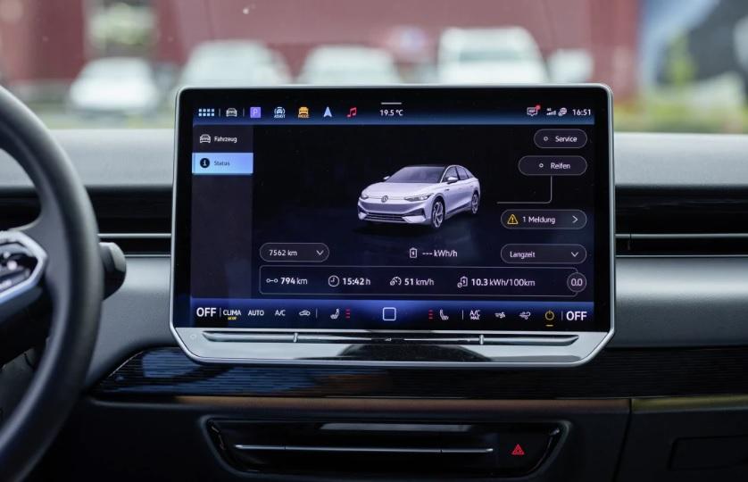 Нова електрическа кола на Volkswagen изненада с големия си пробег СНИМКИ