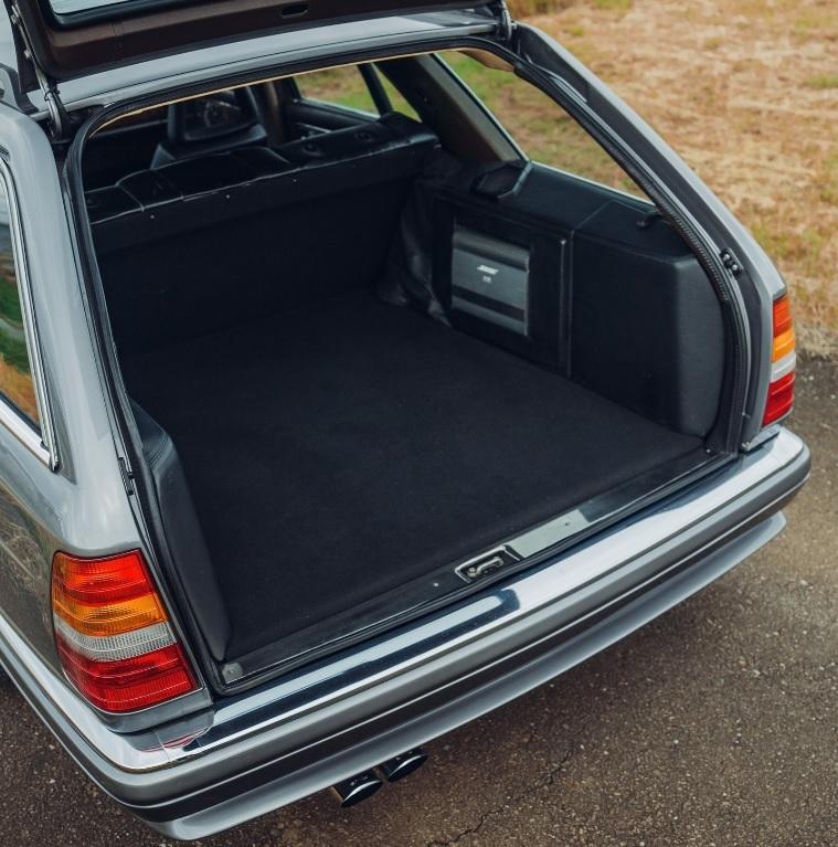 Превърнаха луксозен Mercedes S-Class от 80-те в представително семейно комби СНИМКИ
