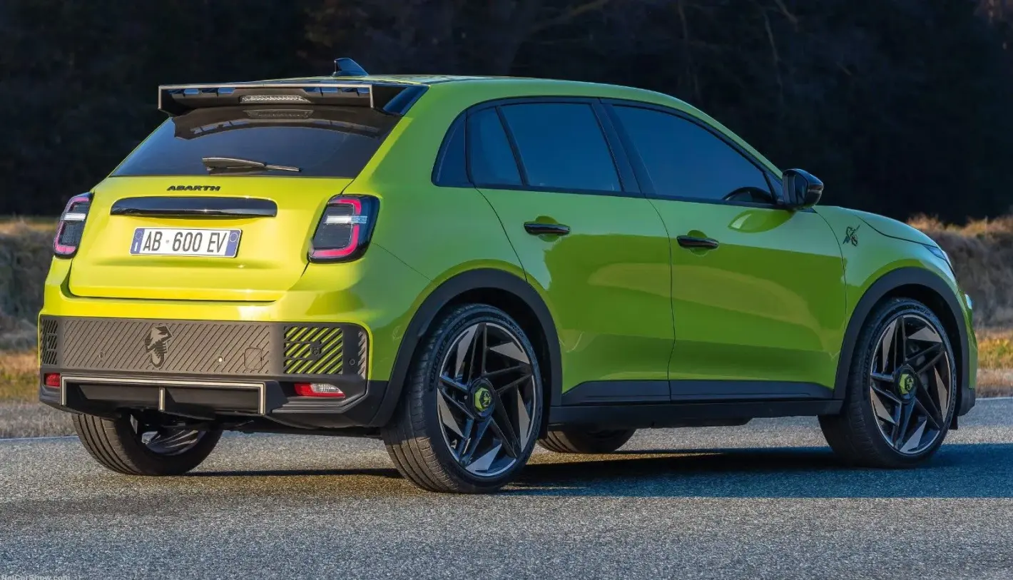 Дългоочакваният кросоувър на Fiat беше показан на нови СНИМКИ