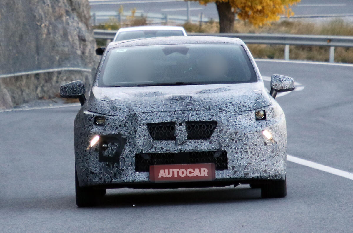 Напълно нов дизайн и повече мощност: Новият Renault Clio Шпионска СНИМКА