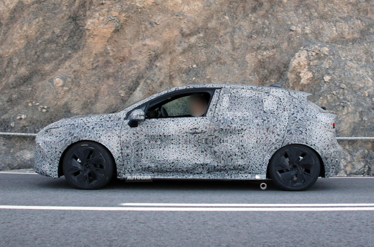 Напълно нов дизайн и повече мощност: Новият Renault Clio Шпионска СНИМКА
