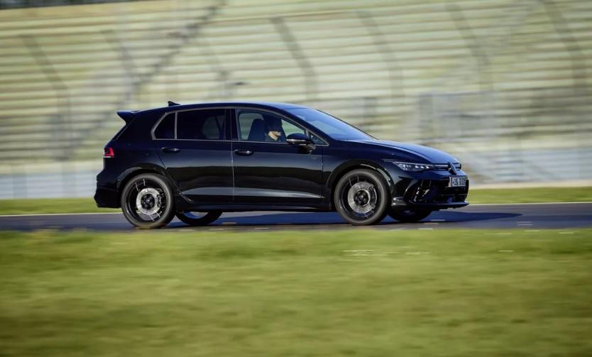 Ето какво представляват обновените Volkswagen Golf GTI и Golf R СНИМКИ