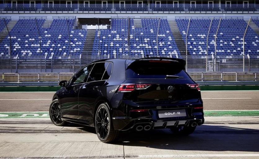 Ето какво представляват обновените Volkswagen Golf GTI и Golf R СНИМКИ