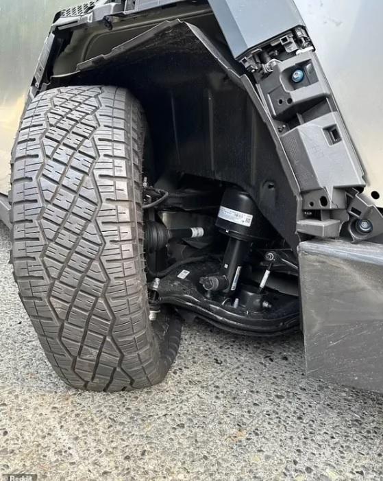 Изоставиха на улицата Tesla Cybertruck, направиха й импровизиран мемориал СНИМКИ