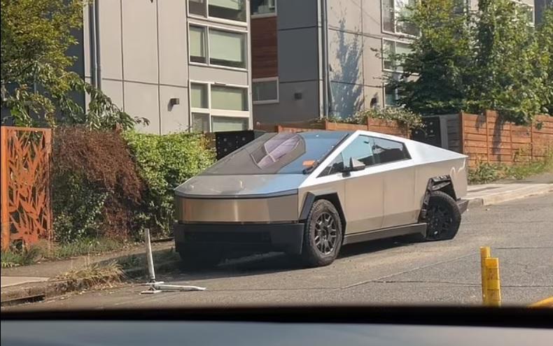 Изоставиха на улицата Tesla Cybertruck, направиха й импровизиран мемориал СНИМКИ