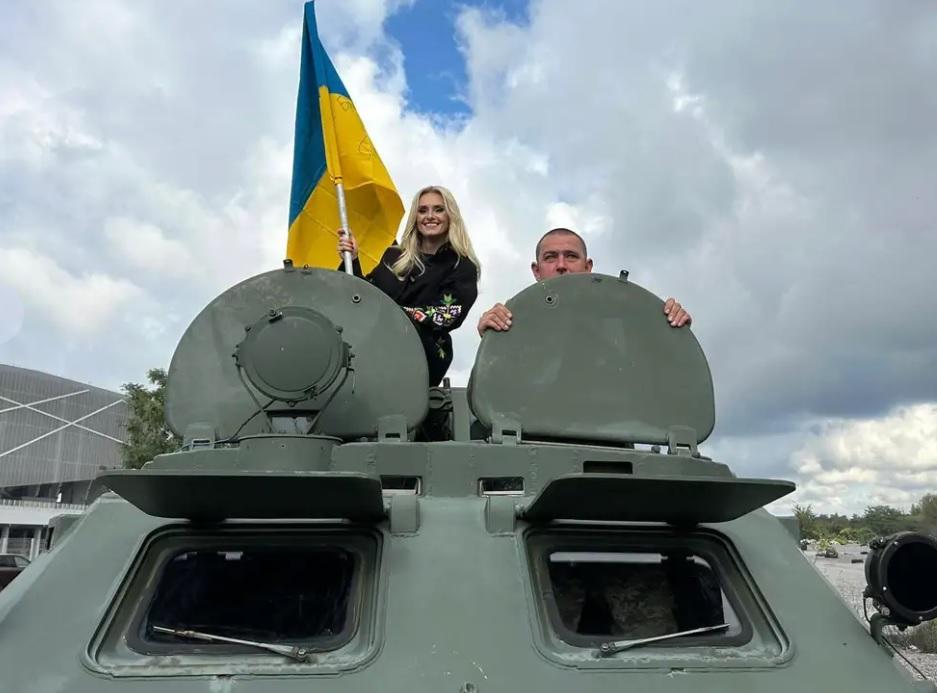 Певица предаде БТР на украинските сили, военната машина е като изпратените от България ВИДЕО