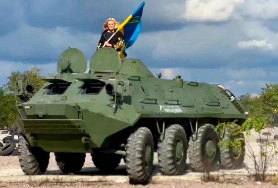 Певица предаде БТР на украинските сили, военната машина е като изпратените от България ВИДЕО