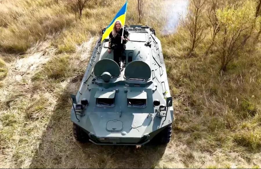 Певица предаде БТР на украинските сили, военната машина е като изпратените от България ВИДЕО
