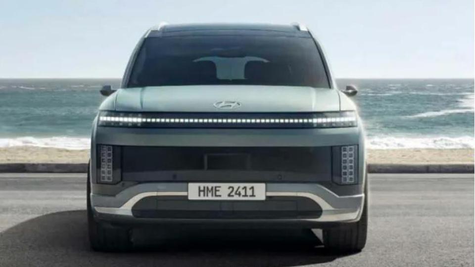 Hyundai показа новия си триредов електрически кросоувър СНИМКИ