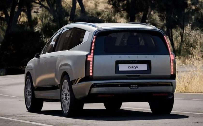 Hyundai показа новия си триредов електрически кросоувър СНИМКИ