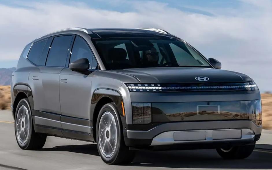 Hyundai показа новия си триредов електрически кросоувър СНИМКИ