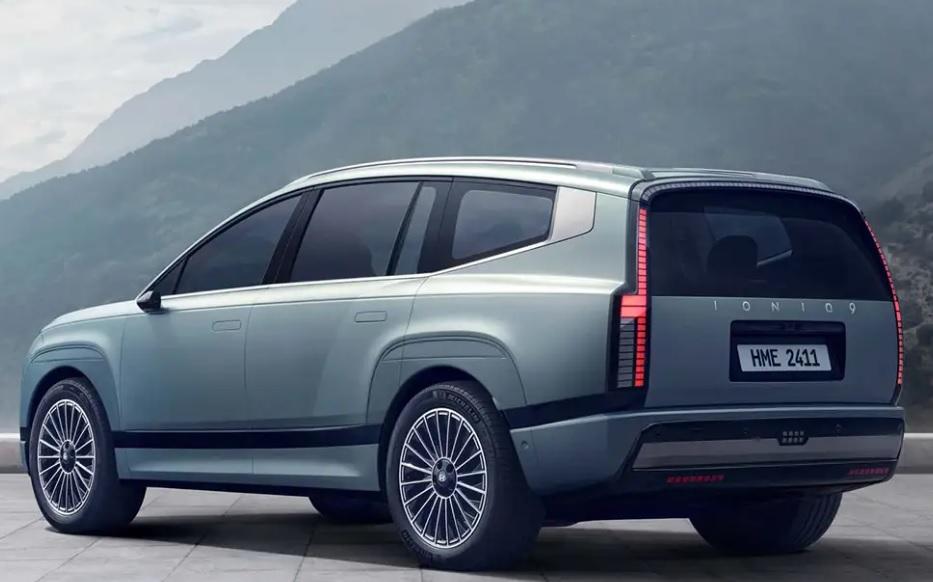 Hyundai показа новия си триредов електрически кросоувър СНИМКИ
