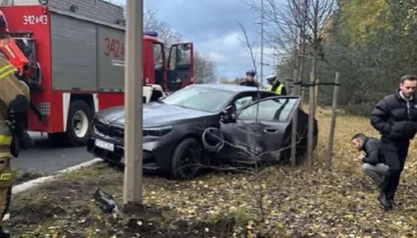 Сътрудник от автокъща излетя от пътя с кола на клиент за $165 000 СНИМКИ