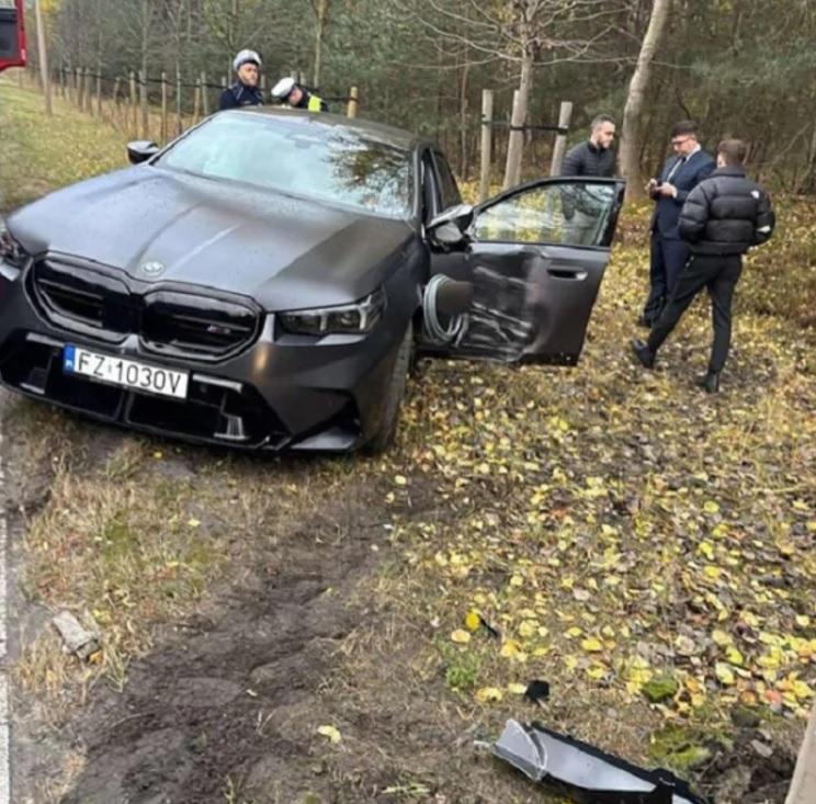 Сътрудник от автокъща излетя от пътя с кола на клиент за $165 000 СНИМКИ