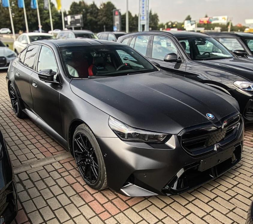 Сътрудник от автокъща излетя от пътя с кола на клиент за $165 000 СНИМКИ