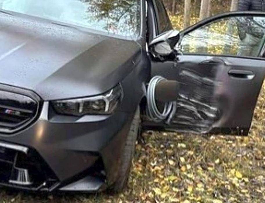 Сътрудник от автокъща излетя от пътя с кола на клиент за $165 000 СНИМКИ
