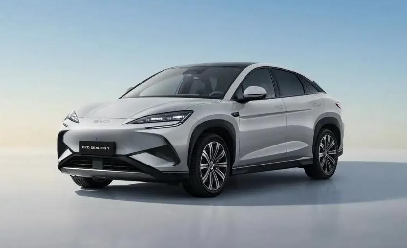 BYD показа новия си автомобил Sealion 07 в Европа СНИМКИ