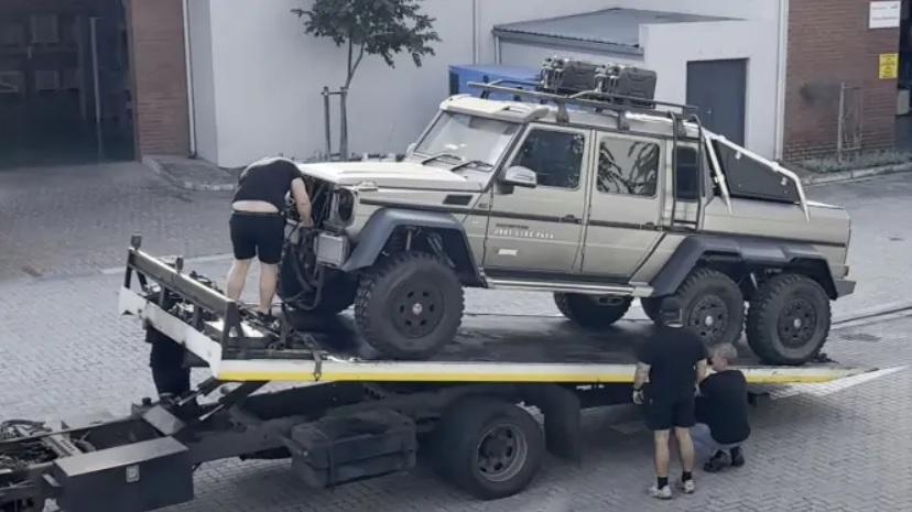 Изоставиха на улицата гигантски всъдеход Mercedes-Benz G63 AMG 6X6 ВИДЕО