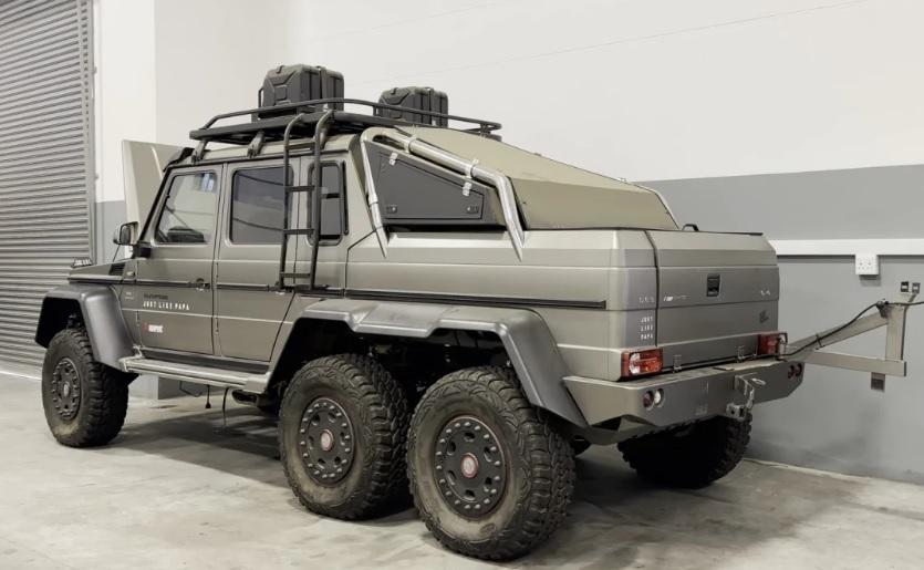 Изоставиха на улицата гигантски всъдеход Mercedes-Benz G63 AMG 6X6 ВИДЕО