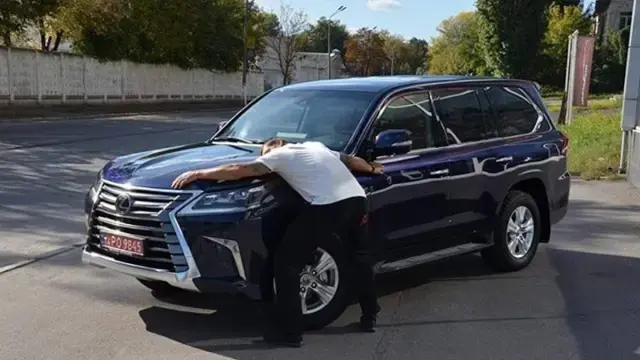 Разкриха какво крие в гаража си безспорният шампион в бокса Олександър Усик