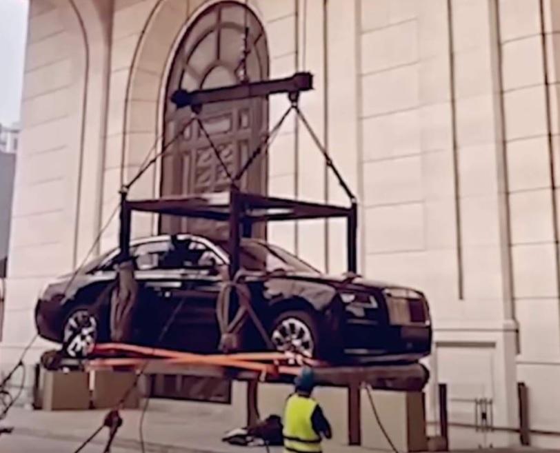 Необичайно: Качиха Rolls-Royce в пентхаус на 44-ия етаж ВИДЕО