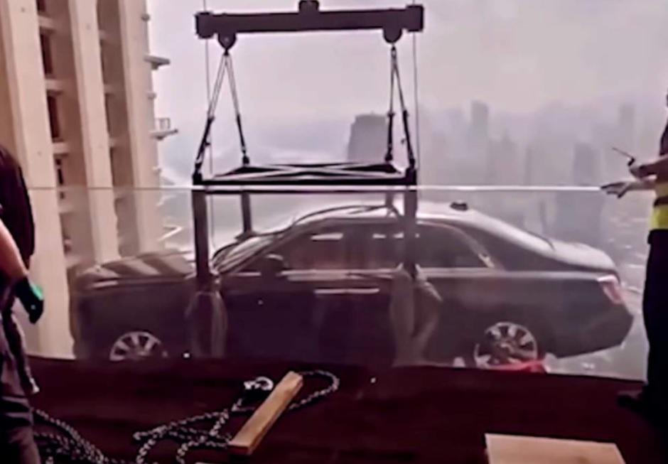 Необичайно: Качиха Rolls-Royce в пентхаус на 44-ия етаж ВИДЕО