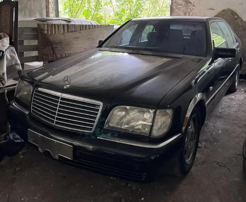В изоставен склад намериха автомобили Mercedes СНИМКИ