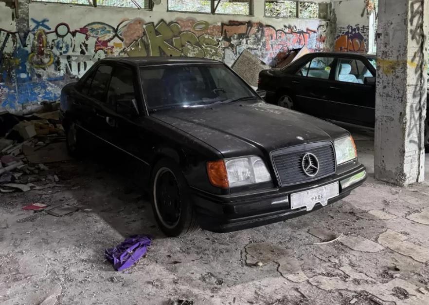 В изоставен склад намериха автомобили Mercedes СНИМКИ