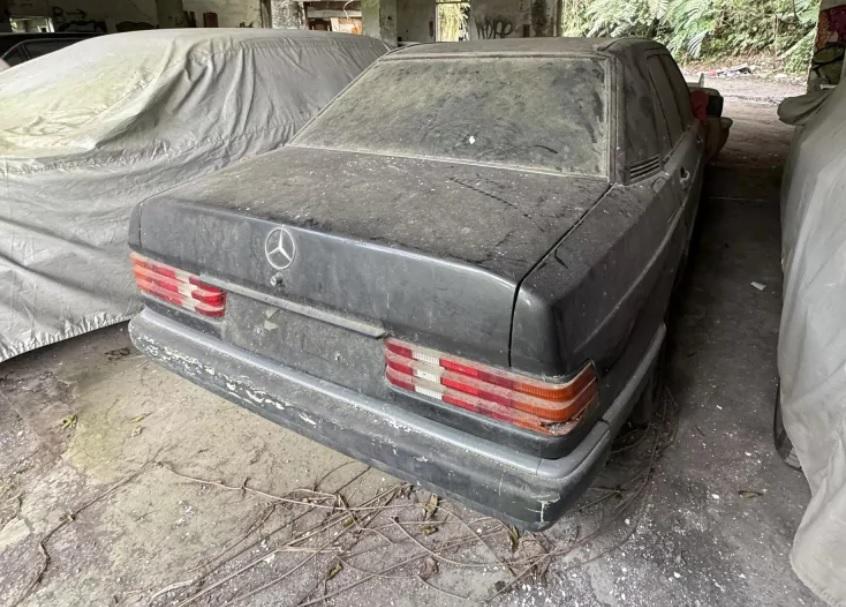 В изоставен склад намериха автомобили Mercedes СНИМКИ