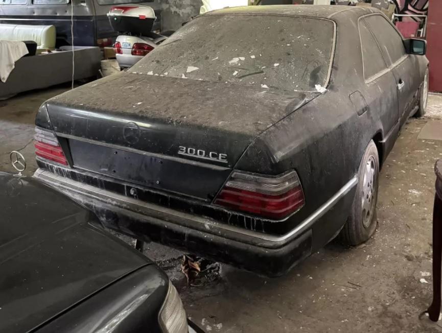 В изоставен склад намериха автомобили Mercedes СНИМКИ