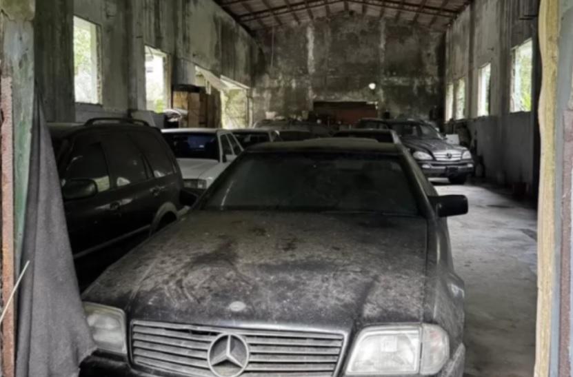 В изоставен склад намериха автомобили Mercedes СНИМКИ