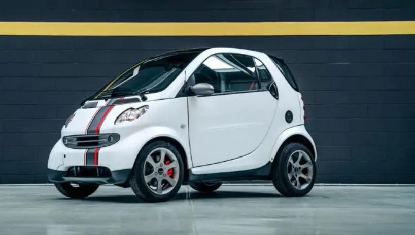 Може и без книжка: Smart ForTwo е превърнат в електромобил за тийнейджъри ВИДЕО