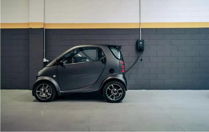 Може и без книжка: Smart ForTwo е превърнат в електромобил за тийнейджъри ВИДЕО