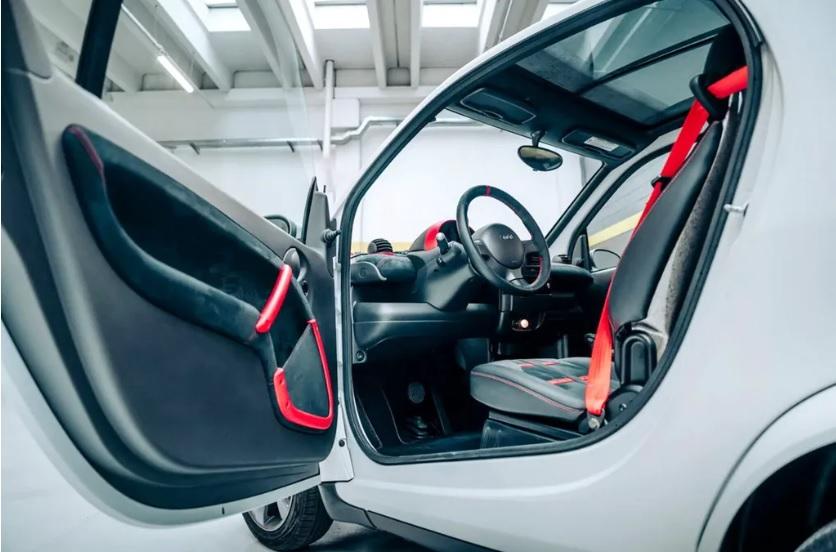 Може и без книжка: Smart ForTwo е превърнат в електромобил за тийнейджъри ВИДЕО
