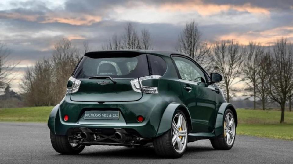 Това е единствената и най-малка кола в света с двигател V-8 ВИДЕО